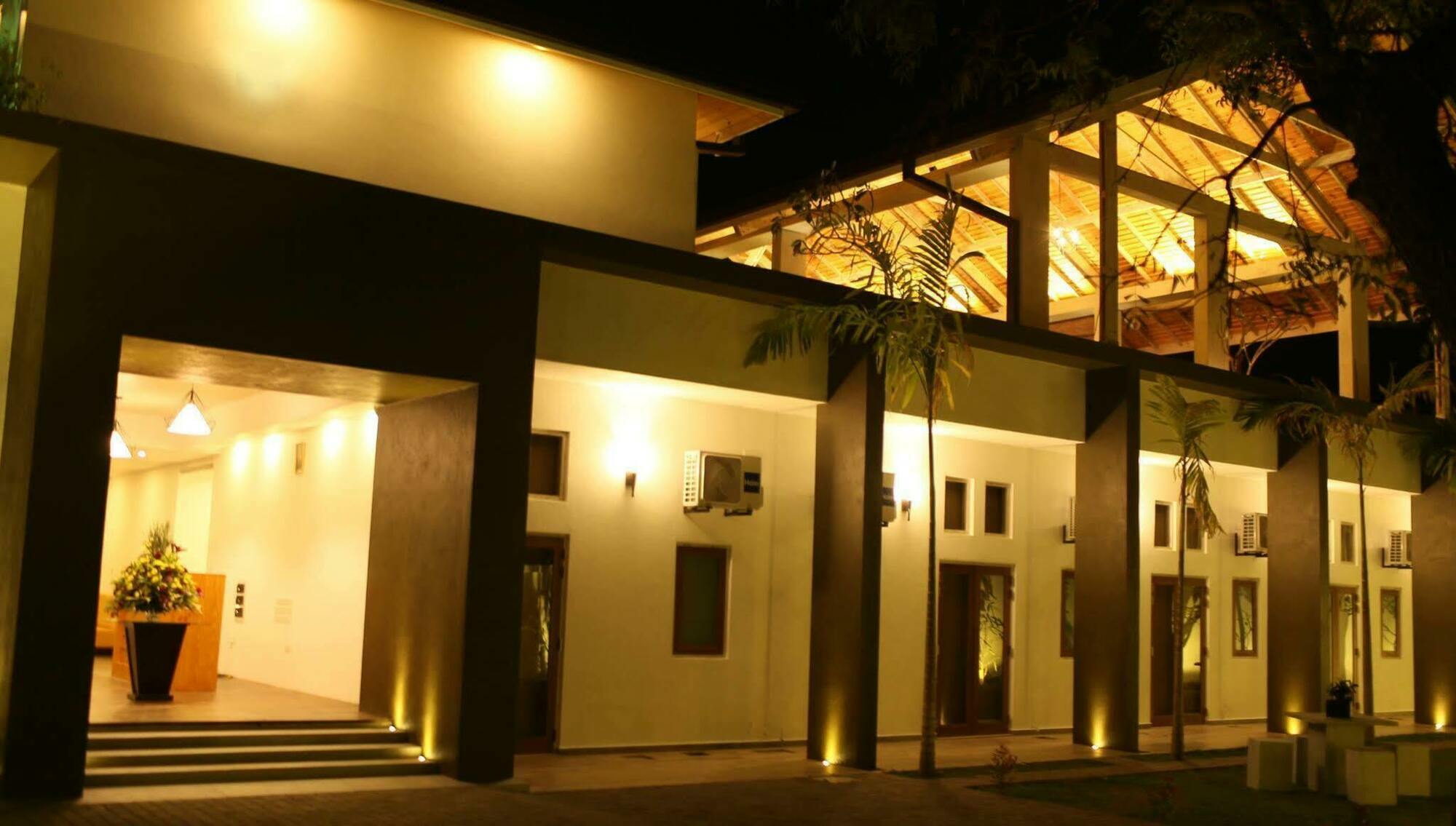 Hotel Cloud 9 Negombo Exterior foto